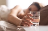 Đừng vội uống nước khi mới ngủ dậy, bác sĩ chỉ ra 5 việc cần làm trước tiên