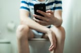 Rơi 13cm ruột ra ngoài vì dùng điện thoại trong toilet 2 tiếng: 5 tác hại khi dùng điện thoại lúc đi vệ sinh