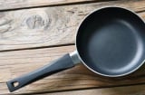 Chảo cũ mất lớp chống dính đừng vội vứt – Nhỏ vài giọt này vào, chảo lại “như mới” chỉ sau 1 phút!