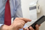 Dùng điện thoại khi đi vệ sinh gây hại sức khỏe: Những lý do khiến bạn muốn từ bỏ thói quen ngay lập tức
