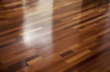 Sàn gỗ sáng bóng, sạch bụi suốt 1 tháng chỉ với một nguyên liệu nhà bếp ít ai ngờ tới