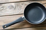 Chảo mất lớp chống dính? Nhỏ vài giọt này, chảo cũ thành chảo mới sáng bóng
