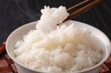Nấu cơm chỉ bỏ nước lạnh thôi chưa đủ: Làm thêm bước này cơm thơm dẻo, tơi xốp ăn rồi nhớ mãi