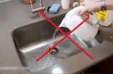 Đổ nước nóng vào bồn rửa bát, tưởng tốt ai ngờ gây ra 2 vấn đề nghiêm trọng