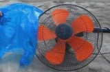 Mẹo vệ sinh quạt sạch bóng không cần tháo khung chỉ với 1 chiếc túi nilon, ai cũng làm được tại nhà