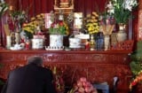 Bí ẩn phong thủy khi thắp hương: Vì sao người giàu kiêng đặt bình hoa bên trái bàn thờ?