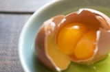 Gà đẻ trứng hai lòng đỏ là điềm gì? Có phải do hormone? Liệu có nở ra 2 gà con?