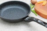 Chảo tróc lớp chống dính? Nhỏ vài giọt nguyên liệu này, chảo bóng như mới, không lo dính món ăn