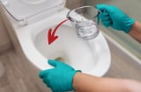 Đun nóng giấm rồi đổ vào bồn cầu, tưởng lãng phí hóa ra có công dụng đặc biệt
