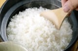 Nấu cơm bằng nước lạnh hay nước nóng tốt hơn? 90% người Việt đang làm sai cách