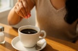 Bí quyết bất ngờ giúp cà phê đen không đường bớt đắng mà vẫn giữ nguyên lợi ích cho sức khỏe