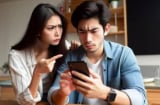 Phụ nữ có nên xem điện thoại của chồng? Chuyên gia tâm lý chỉ ra 2 điều cần cân nhắc kỹ