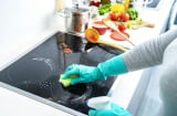 Bí kíp đánh bay mảng bám trên bếp kính mà không làm xước mặt bếp chỉ với 2 nguyên liệu rẻ tiền