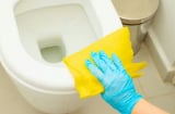 Bí quyết loại bỏ vết ố trên bệ toilet: Không cần chà rửa, không cần thuốc tẩy, chỉ với một nguyên lieu rẻ tiền
