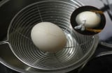 Luộc trứng cùng 1 thứ sẵn có trong bếp, trứng dễ bóc vỏ lại vàng ươm bắt mắt