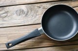 Chảo tróc chống dính đừng vội bỏ, mẹo nhỏ này giúp 'hồi sinh' như mới mua