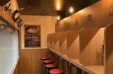 Vì sao nhiều quán mì ramen của Nhật Bản để khách ngồi úp mặt vào tường?