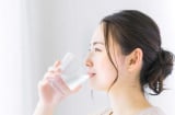 4 mẹo Uống Nước đúng cách này hỗ trợ giúp đẩy lùi tình trạng sỏi thận