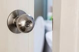 Nên mở hay đóng cửa phòng tắm khi không sử dụng? Câu trả lợi không hề đơn giản