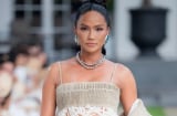 H'Hen Niê gây lo lắng khi catwalk trên giày cao gót dù sắp sinh em bé