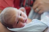 Cha mẹ cần biết: 3 kiểu người không nên bế trẻ sơ sinh đầu tiên, kẻo ảnh hưởng vận khí cả đời