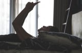 Nhiều Gen Z theo trào lưu 'người chuột': Chỉ nằm trong nhà lướt điện thoại, tự gặm nhấm nỗi buồn và sự cô đơn
