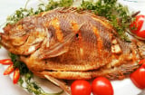 Rán cá chỉ bỏ dầu ăn thôi là dại: Làm thêm bước này cá giòn tan không lo vỡ nát