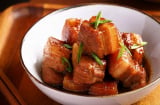Nấu thịt kho tàu chỉ bỏ nước và mắn thôi chưa đủ: Bỏ thêm loại nước này vào thịt mềm tan, ăn không ngán