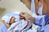 Vợ nghỉ thai sản, chồng có được nghỉ phép và hưởng bảo hiểm xã hội không?
