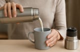 5 sai lầm khi dùng bình giữ nhiệt: Vô tình “rước” kim loại nặng, vi khuẩn vào người