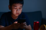 Trẻ xem điện thoại quá 3 giờ/ngày: Nguy cơ bệnh tim tăng 50%, cha mẹ đọc mà giật mình