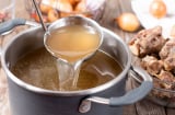Khi hầm xương, nên mở vung hay đậy vung nồi?