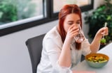 Vừa ăn vừa uống nước: Thói quen vô hại hay ảnh hưởng đến tiêu hóa, sự thật khiến ai nấy ngỡ ngàng
