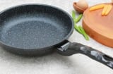 Chảo tróc hết lớp chống dính đừng vội bỏ: Chỉ vài giọt này thôi, chảo cũ sáng bóng như mới