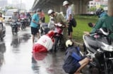 Từ 2025: Dừng xe mặc áo mưa giữa đường có thể bị phạt tới 5 triệu đồng, áp dụng trong trường hợp nào?