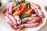 Hấp mực chỉ bỏ nước thôi là dại: Thả thêm loại nước đặc biệt này vào mực hết sạch mùi tanh, giòn sần sật