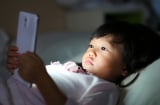 Trẻ dùng điện thoại quá 3 giờ/ngày: Nguy cơ bệnh tim mạch tăng vọt