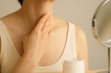 5 thói quen giúp phụ nữ trung niên giữ da cổ và ngực căng mịn, trẻ lâu mà không cần thẩm mỹ