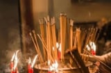 Tổ tiên nhắc nhở: Tháng 7 cô hồn, thắp hương 2 khung giờ này là đại kỵ (giờ Ngọ, buổi tối), tránh ngay