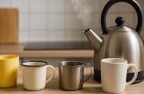 Đừng biến nước sôi thành “thuốc độc”: 5 loại cốc tưởng vô hại lại tiềm ẩn nguy cơ sức khỏe