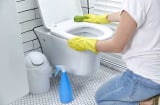 Mẹo làm sạch bồn cầu siêu đơn giản chỉ với lõi giấy vệ sinh và giấm