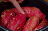 Thêm thứ này vào nồi khoai lang luộc, khoai nhanh chín, ngọt lịm, bở tung