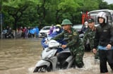 Toàn cảnh nhiều đường phố Hà Nội biến thành sông, các chiến sĩ làm nhiệm vụ A80 giúp người dân qua đoạn ngập sâu