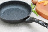 Chảo mất lớp chống dính? Đừng vứt! Chỉ cần vài giọt này, chảo cũ như mới