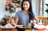 5 sai lầm khi ăn sáng dễ gây hại dạ dày