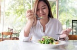 Ăn sáng 8 giờ có thực sự tốt: Bác sĩ đưa ra 4 nguyên tắc vàng để sống thọ, khỏe mạnh