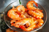 Cắt nắm lá này bỏ vào nồi tôm luộc, tôm lên màu đỏ au, thịt chắc ngọt, thơm lừng
