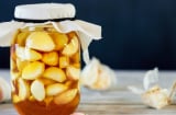 6 lợi ích tuyệt vời cơ thể nhận được khi ăn tỏi ngâm mật ong