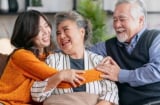 Sau 60 tuổi mới thấm: Gia đình chỉ có con trai, cha mẹ dễ rơi vào 3 cảnh ngộ đắng lòng
