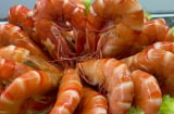 Thả nắm lá này vào nồi luộc tôm: Con nào con nấy đỏ au, chắc nịch ngọt lừ, 10 con như 10
